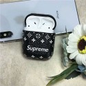 シュプリームAirPods 3/Pro/2/1ケース ブランド レザー風 SUPREME Airpodsケース 第1/2/3世代 保護性 紛失防止 潮流 エアーポッズ3/プロ収納ケース 軽量 携帯便利 レディーズ