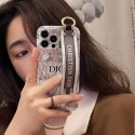 Dior/ディオール ブランド iphone 14/14 pro/14 pro maxケース ins風 ハンドバンド 便利 スタンド機能 モノグラム リング付き おまけつき 可愛い 芸能人愛用 女性向け アイフォン14/14プロ/14プロマックス/13/12/11カバー 激安 セレブ愛用 ファッション コピー 大人気 紛失防止 保護 メンズ レディース