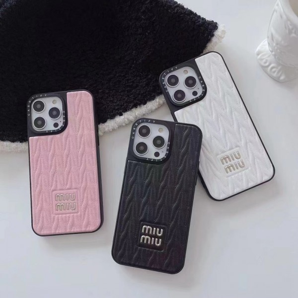 MiuMiu ブランド iphone 14/14 pro/14 pro maxケース 激安 ミュウミュウ キラキラ ジャケット型 モノグラム アイフォン14/13/12カバー  芸能人愛用 メンズ レディーズ