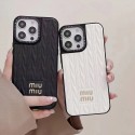 MiuMiu ブランド iphone 14/14 pro/14 pro maxケース 激安 ミュウミュウ キラキラ ジャケット型 モノグラム アイフォン14/13/12カバー  芸能人愛用 メンズ レディーズ