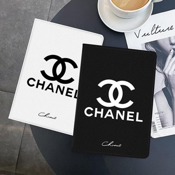 CHANEL ブランド iPad 10/Pro 2022/Air 5/Mini 6/9ケース お洒落 モノグラム アイポッド10/プロ2022/エアー5/ミニ 6/9カバー 手帳型 第 9/8/7世代 シャネル ipad pro 2021/air4/3/2カバー スタンド付き 芸能人愛用 黒白色 メンズ レディーズ 