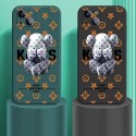 KAWS: WHAT PARTY  ブランド LV コラボ iphone 13/13 pro/13 mini/13 pro maxケース カウズ 韓国風 ルイヴィトン 熊柄 ジャケット型 モノグラム アイフォン13/12 pro max/11/X/XS/XR/8/7カバー ファッション メンズ レディーズ