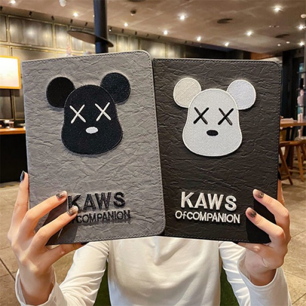 カウズ ブランド ipad mini 6/9/pro 2020/2021ケース 暴力熊 ペンシル収納可能 KAWS レザー アイポッド ミニ 6/9カバー 手帳型 第 9/8/7世代 キャラクター風 ipad air4/3/2カバー 11/12.9inches スタンド付き 潮流 芸能人愛用 メンズ レディーズ 