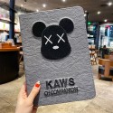 カウズ ブランド ipad mini 6/9/pro 2020/2021ケース 暴力熊 ペンシル収納可能 KAWS レザー アイポッド ミニ 6/9カバー 手帳型 第 9/8/7世代 キャラクター風 ipad air4/3/2カバー 11/12.9inches スタンド付き 潮流 芸能人愛用 メンズ レディーズ 