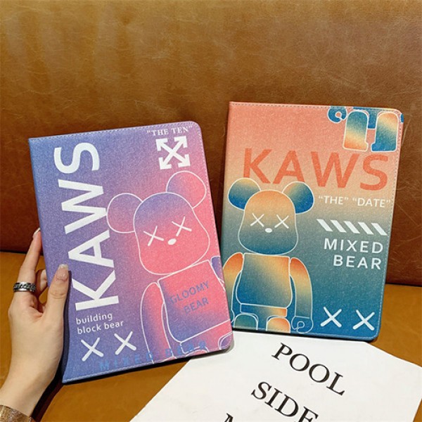 KAWS/カウズ ブランド ipad mini 6/9ケース 暴力熊 ペンシル収納可能 アイポッド ミニ 6/9カバー 手帳型 第 9/8/7世代 スタンド付き キャラクター風 ipad pro 2020/2021/air4/3/2カバー 11/12.9inches セレブ愛用 メンズ レディーズ 