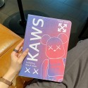 KAWS/カウズ ブランド ipad mini 6/9ケース 暴力熊 ペンシル収納可能 アイポッド ミニ 6/9カバー 手帳型 第 9/8/7世代 スタンド付き キャラクター風 ipad pro 2020/2021/air4/3/2カバー 11/12.9inches セレブ愛用 メンズ レディーズ 