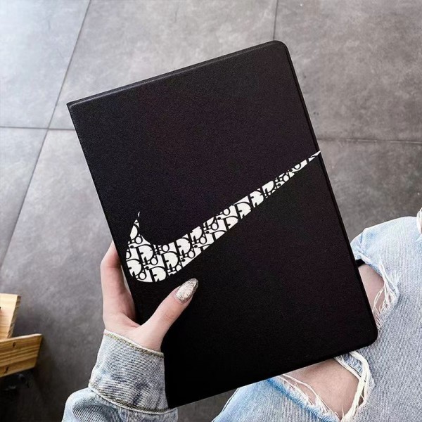 Dior/ディオール Nikeナイキ ブランド コラボ ipad 10/pro 2022/air 5/mini 6/9ケース 手帳型 レザー製 スタンド機能 モノグラム アイポッド プロ2022/ミニ 6/10/エアー5カバー ハイブランド 第10世代 ファッション メンズ レディーズ