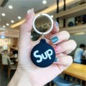 シュプリーム Supreme ブランド AirTagアクセサリー ブルドッグ柄 メガネ GPS警報 カラビナ付き 落下防止 エアータグケース 個性 キーホルダー 紛失防止 airtagsシリコンカバー 保護 軽量 メンズ レディース